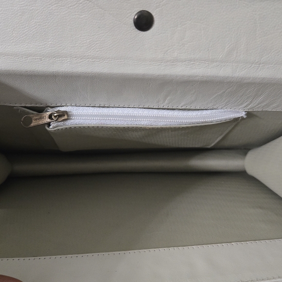 Vintage Salvatore Ferragamo Cream and Gold Shoulder Bag - Picture 6 of 16